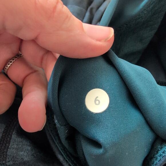 Lululemon Clip-In Camo Oil Slick Blue Biker Shorts Cycling Size 6 - Excellent - Picture 8 of 9